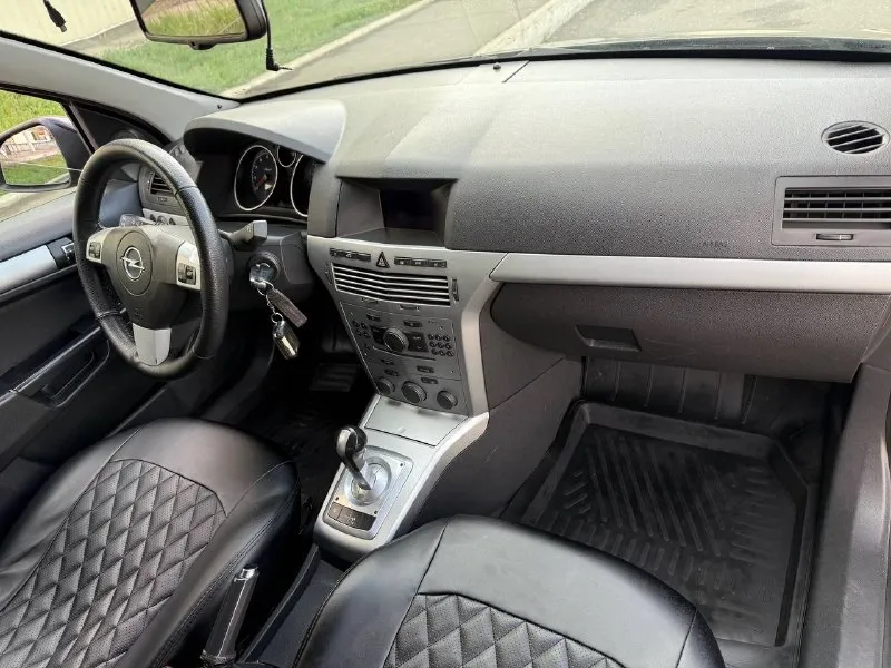 Opel astra, 2011 г. пробег: 192 700 км двигатель: 1.6 л, бензин, амт автомобиль в хорошем состоянии: - двигатель работает ровно, коробка передач переключается плавно, адаптирована. - недавно выполнена замена масла. - кузов оцинкован, полностью отсутствует коррозия. - все стёкла оригинальные, включая лобовое. - установлена сигнализация stat line с функцией автозапуска. технический осмотр пройден, автомобиль юридически чист и готов к постановке на учёт. по запросу предоставим подробный видеообзор. цена: 480 000 руб. город: донецк телефон: +7 949 371-08-26 (есть telegram, max) 📞 звоните: +7(949)3710826 - фотография - 8