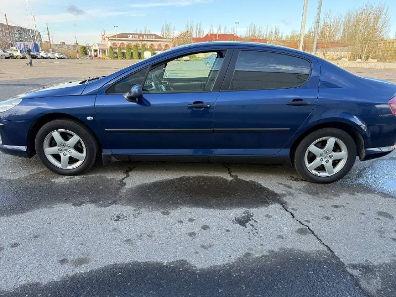 Peugeot 407, 2006 год 1.7 бензин на механике. родной пробег 250 700 км. 2 собственника. автомобиль в хорошем состоянии: кузов оцинкован, всего один косметический окрас, коррозии нет, стекла оригинальные, безопасность вся на месте. двигатель работает ровно, без посторонних шумов и ошибок. коробка передач переключается четко. комплектация: с климат-контролем, электростеклоподъемники, подогревы сидений, и др. пройден техосмотр, готов к постановке на учет в мрэо. цена: 400 000 руб. город: донецк. телефон: +7 949 371-08-26 (есть telegram) мах. по запросу вышлем полную презентацию автомобиля с замерами лакокрасочного покрытия. 📞 звоните: +7(949)3710826 - фотография - 4