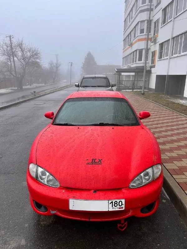 🔥hyundai tiburon coupe,1998 300 000 ₽🔥 основное: 📅 год выпуска: 1998 🛣 пробег: 260 000 км 🔧 двигатель: 2.0 л, бензин ⚙️ кпп: автомат, 4-ступенчатый 🚪 кузов: купе, безрамочные двери 🛋 салон: кожаный по технике: двигатель простой и надёжный, массовый и проверенный временем 👉 такой же мотор ставился на популярные модели hyundai, включая hyundai accent, elantra и другие — никаких проблем с запчастями и обслуживанием. состояние мотора — нормальное, работает ровно. акпп классическая 4-ступка — такие коробки ставились почти на все hyundai и mitsubishi того поколения, надёжные и понятные. ходовая часть в порядке, едет уверенно, без сюрпризов. машина едет бодро, для своего возраста приятно удивляет. салон и комфорт: кожаный салон в хорошем состоянии. в салоне аккуратно, без колхоза (см. фото). стоит хорошая музыка 🎵 по кузову: есть нюансы по лкп (годы берут своё) — ничего критичного, возраст авто честно учтён в цене. цвет яркий, машина заметная и притягивает взгляды 😎 итог: живое купе с простой и дешёвой в обслуживании техникой, подойдёт как стильный городской автомобиль или как проект «для души». 📸 фото реальные, свежие — смотрите, всё видно честно. 📞 +79497065242 готовa ответить на вопросы, торг у капота. - фотография - 1