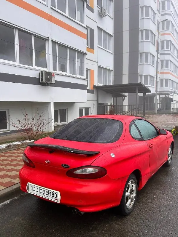 🔥hyundai tiburon coupe,1998 300 000 ₽🔥 основное: 📅 год выпуска: 1998 🛣 пробег: 260 000 км 🔧 двигатель: 2.0 л, бензин ⚙️ кпп: автомат, 4-ступенчатый 🚪 кузов: купе, безрамочные двери 🛋 салон: кожаный по технике: двигатель простой и надёжный, массовый и проверенный временем 👉 такой же мотор ставился на популярные модели hyundai, включая hyundai accent, elantra и другие — никаких проблем с запчастями и обслуживанием. состояние мотора — нормальное, работает ровно. акпп классическая 4-ступка — такие коробки ставились почти на все hyundai и mitsubishi того поколения, надёжные и понятные. ходовая часть в порядке, едет уверенно, без сюрпризов. машина едет бодро, для своего возраста приятно удивляет. салон и комфорт: кожаный салон в хорошем состоянии. в салоне аккуратно, без колхоза (см. фото). стоит хорошая музыка 🎵 по кузову: есть нюансы по лкп (годы берут своё) — ничего критичного, возраст авто честно учтён в цене. цвет яркий, машина заметная и притягивает взгляды 😎 итог: живое купе с простой и дешёвой в обслуживании техникой, подойдёт как стильный городской автомобиль или как проект «для души». 📸 фото реальные, свежие — смотрите, всё видно честно. 📞 +79497065242 готовa ответить на вопросы, торг у капота. - фотография - 2