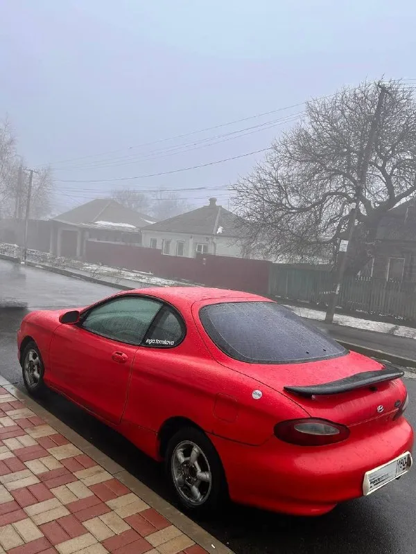 🔥hyundai tiburon coupe,1998 300 000 ₽🔥 основное: 📅 год выпуска: 1998 🛣 пробег: 260 000 км 🔧 двигатель: 2.0 л, бензин ⚙️ кпп: автомат, 4-ступенчатый 🚪 кузов: купе, безрамочные двери 🛋 салон: кожаный по технике: двигатель простой и надёжный, массовый и проверенный временем 👉 такой же мотор ставился на популярные модели hyundai, включая hyundai accent, elantra и другие — никаких проблем с запчастями и обслуживанием. состояние мотора — нормальное, работает ровно. акпп классическая 4-ступка — такие коробки ставились почти на все hyundai и mitsubishi того поколения, надёжные и понятные. ходовая часть в порядке, едет уверенно, без сюрпризов. машина едет бодро, для своего возраста приятно удивляет. салон и комфорт: кожаный салон в хорошем состоянии. в салоне аккуратно, без колхоза (см. фото). стоит хорошая музыка 🎵 по кузову: есть нюансы по лкп (годы берут своё) — ничего критичного, возраст авто честно учтён в цене. цвет яркий, машина заметная и притягивает взгляды 😎 итог: живое купе с простой и дешёвой в обслуживании техникой, подойдёт как стильный городской автомобиль или как проект «для души». 📸 фото реальные, свежие — смотрите, всё видно честно. 📞 +79497065242 готовa ответить на вопросы, торг у капота. - фотография - 3