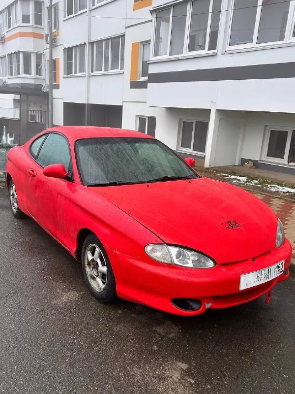 🔥hyundai tiburon coupe,1998 300 000 ₽🔥 основное: 📅 год выпуска: 1998 🛣 пробег: 260 000 км 🔧 двигатель: 2.0 л, бензин ⚙️ кпп: автомат, 4-ступенчатый 🚪 кузов: купе, безрамочные двери 🛋 салон: кожаный по технике: двигатель простой и надёжный, массовый и проверенный временем 👉 такой же мотор ставился на популярные модели hyundai, включая hyundai accent, elantra и другие — никаких проблем с запчастями и обслуживанием. состояние мотора — нормальное, работает ровно. акпп классическая 4-ступка — такие коробки ставились почти на все hyundai и mitsubishi того поколения, надёжные и понятные. ходовая часть в порядке, едет уверенно, без сюрпризов. машина едет бодро, для своего возраста приятно удивляет. салон и комфорт: кожаный салон в хорошем состоянии. в салоне аккуратно, без колхоза (см. фото). стоит хорошая музыка 🎵 по кузову: есть нюансы по лкп (годы берут своё) — ничего критичного, возраст авто честно учтён в цене. цвет яркий, машина заметная и притягивает взгляды 😎 итог: живое купе с простой и дешёвой в обслуживании техникой, подойдёт как стильный городской автомобиль или как проект «для души». 📸 фото реальные, свежие — смотрите, всё видно честно. 📞 +79497065242 готовa ответить на вопросы, торг у капота. - фотография - 4