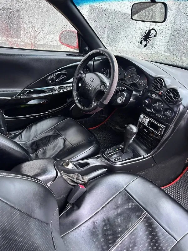 🔥hyundai tiburon coupe,1998 300 000 ₽🔥 основное: 📅 год выпуска: 1998 🛣 пробег: 260 000 км 🔧 двигатель: 2.0 л, бензин ⚙️ кпп: автомат, 4-ступенчатый 🚪 кузов: купе, безрамочные двери 🛋 салон: кожаный по технике: двигатель простой и надёжный, массовый и проверенный временем 👉 такой же мотор ставился на популярные модели hyundai, включая hyundai accent, elantra и другие — никаких проблем с запчастями и обслуживанием. состояние мотора — нормальное, работает ровно. акпп классическая 4-ступка — такие коробки ставились почти на все hyundai и mitsubishi того поколения, надёжные и понятные. ходовая часть в порядке, едет уверенно, без сюрпризов. машина едет бодро, для своего возраста приятно удивляет. салон и комфорт: кожаный салон в хорошем состоянии. в салоне аккуратно, без колхоза (см. фото). стоит хорошая музыка 🎵 по кузову: есть нюансы по лкп (годы берут своё) — ничего критичного, возраст авто честно учтён в цене. цвет яркий, машина заметная и притягивает взгляды 😎 итог: живое купе с простой и дешёвой в обслуживании техникой, подойдёт как стильный городской автомобиль или как проект «для души». 📸 фото реальные, свежие — смотрите, всё видно честно. 📞 +79497065242 готовa ответить на вопросы, торг у капота. - фотография - 5