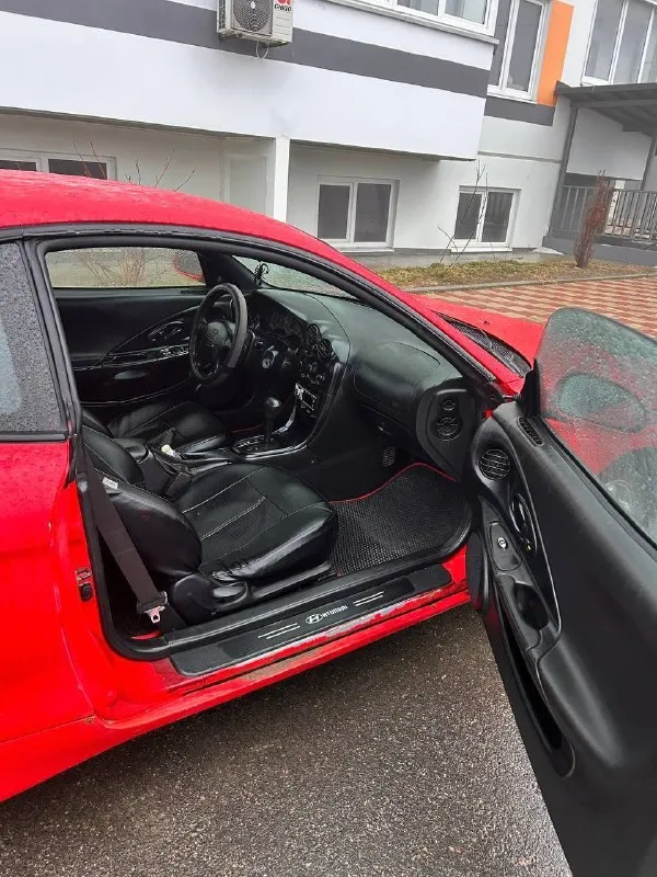 🔥hyundai tiburon coupe,1998 300 000 ₽🔥 основное: 📅 год выпуска: 1998 🛣 пробег: 260 000 км 🔧 двигатель: 2.0 л, бензин ⚙️ кпп: автомат, 4-ступенчатый 🚪 кузов: купе, безрамочные двери 🛋 салон: кожаный по технике: двигатель простой и надёжный, массовый и проверенный временем 👉 такой же мотор ставился на популярные модели hyundai, включая hyundai accent, elantra и другие — никаких проблем с запчастями и обслуживанием. состояние мотора — нормальное, работает ровно. акпп классическая 4-ступка — такие коробки ставились почти на все hyundai и mitsubishi того поколения, надёжные и понятные. ходовая часть в порядке, едет уверенно, без сюрпризов. машина едет бодро, для своего возраста приятно удивляет. салон и комфорт: кожаный салон в хорошем состоянии. в салоне аккуратно, без колхоза (см. фото). стоит хорошая музыка 🎵 по кузову: есть нюансы по лкп (годы берут своё) — ничего критичного, возраст авто честно учтён в цене. цвет яркий, машина заметная и притягивает взгляды 😎 итог: живое купе с простой и дешёвой в обслуживании техникой, подойдёт как стильный городской автомобиль или как проект «для души». 📸 фото реальные, свежие — смотрите, всё видно честно. 📞 +79497065242 готовa ответить на вопросы, торг у капота. - фотография - 6