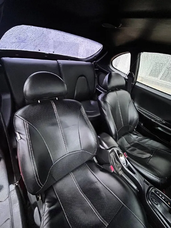 🔥hyundai tiburon coupe,1998 300 000 ₽🔥 основное: 📅 год выпуска: 1998 🛣 пробег: 260 000 км 🔧 двигатель: 2.0 л, бензин ⚙️ кпп: автомат, 4-ступенчатый 🚪 кузов: купе, безрамочные двери 🛋 салон: кожаный по технике: двигатель простой и надёжный, массовый и проверенный временем 👉 такой же мотор ставился на популярные модели hyundai, включая hyundai accent, elantra и другие — никаких проблем с запчастями и обслуживанием. состояние мотора — нормальное, работает ровно. акпп классическая 4-ступка — такие коробки ставились почти на все hyundai и mitsubishi того поколения, надёжные и понятные. ходовая часть в порядке, едет уверенно, без сюрпризов. машина едет бодро, для своего возраста приятно удивляет. салон и комфорт: кожаный салон в хорошем состоянии. в салоне аккуратно, без колхоза (см. фото). стоит хорошая музыка 🎵 по кузову: есть нюансы по лкп (годы берут своё) — ничего критичного, возраст авто честно учтён в цене. цвет яркий, машина заметная и притягивает взгляды 😎 итог: живое купе с простой и дешёвой в обслуживании техникой, подойдёт как стильный городской автомобиль или как проект «для души». 📸 фото реальные, свежие — смотрите, всё видно честно. 📞 +79497065242 готовa ответить на вопросы, торг у капота. - фотография - 7