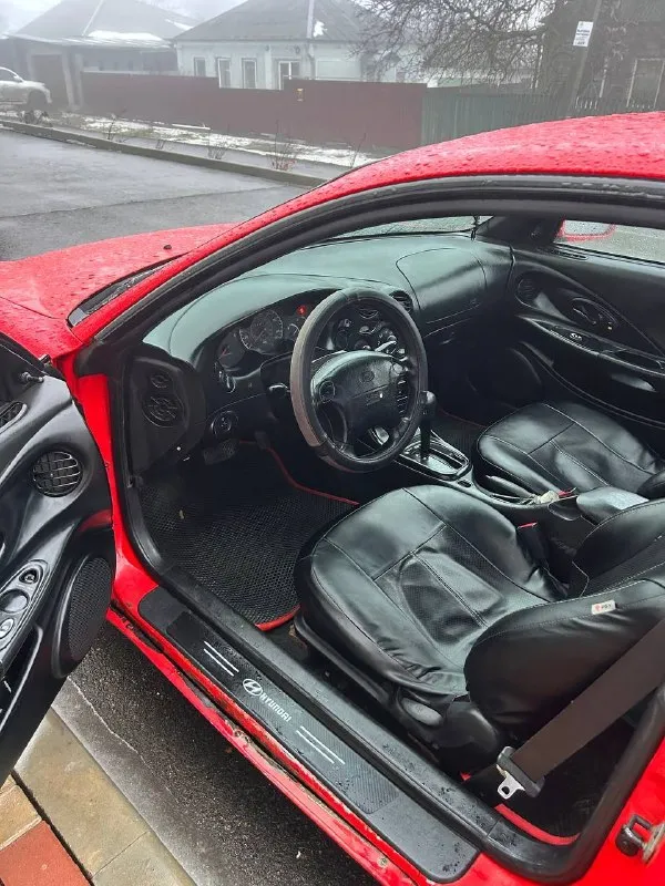 🔥hyundai tiburon coupe,1998 300 000 ₽🔥 основное: 📅 год выпуска: 1998 🛣 пробег: 260 000 км 🔧 двигатель: 2.0 л, бензин ⚙️ кпп: автомат, 4-ступенчатый 🚪 кузов: купе, безрамочные двери 🛋 салон: кожаный по технике: двигатель простой и надёжный, массовый и проверенный временем 👉 такой же мотор ставился на популярные модели hyundai, включая hyundai accent, elantra и другие — никаких проблем с запчастями и обслуживанием. состояние мотора — нормальное, работает ровно. акпп классическая 4-ступка — такие коробки ставились почти на все hyundai и mitsubishi того поколения, надёжные и понятные. ходовая часть в порядке, едет уверенно, без сюрпризов. машина едет бодро, для своего возраста приятно удивляет. салон и комфорт: кожаный салон в хорошем состоянии. в салоне аккуратно, без колхоза (см. фото). стоит хорошая музыка 🎵 по кузову: есть нюансы по лкп (годы берут своё) — ничего критичного, возраст авто честно учтён в цене. цвет яркий, машина заметная и притягивает взгляды 😎 итог: живое купе с простой и дешёвой в обслуживании техникой, подойдёт как стильный городской автомобиль или как проект «для души». 📸 фото реальные, свежие — смотрите, всё видно честно. 📞 +79497065242 готовa ответить на вопросы, торг у капота. - фотография - 8