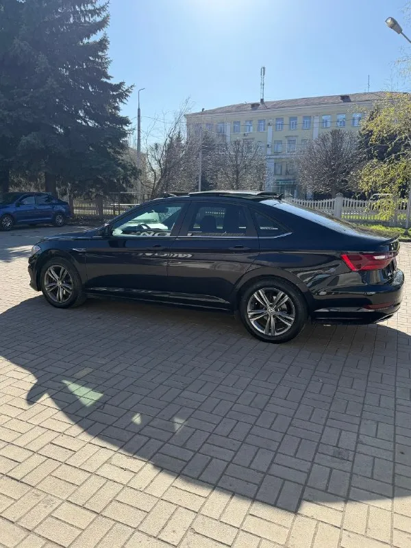 Продам volkswagen jetta r-line 2020 год ❤️ 1.4 t 8-ст aisin пробег 71.000 белый кожаный салон 2-х зонный климат контроль led оптика дистроник бесключевой доступ старт-стоп панорама датчики слепых зон полный зимний пакет автозапуск подогрев руля подогрев всех сидений подсветка всего салона черный потолок цена: 1.900.000 ( торг ) телефон для связи: +79493361696 осмотр: макеевка повреждения в америке минимальные 📞 звоните: +7(949)3361696 - фотография - 4