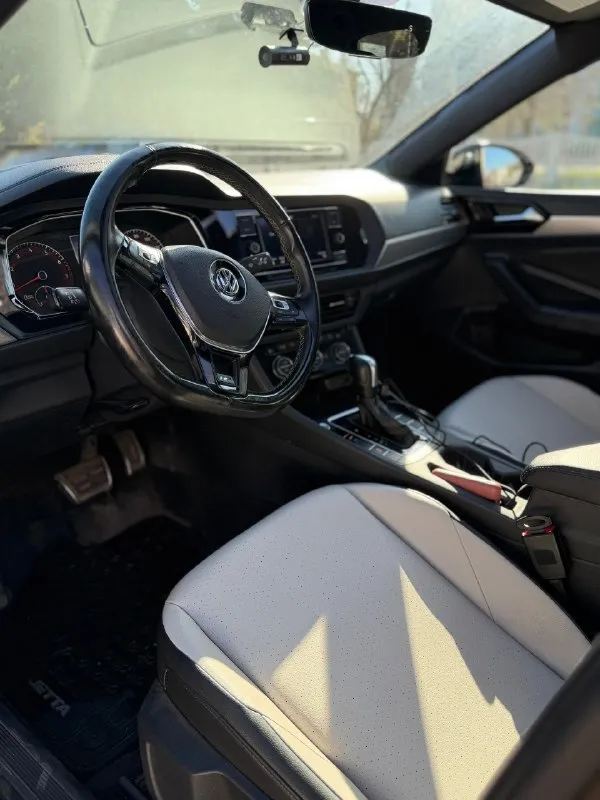 Продам volkswagen jetta r-line 2020 год ❤️ 1.4 t 8-ст aisin пробег 71.000 белый кожаный салон 2-х зонный климат контроль led оптика дистроник бесключевой доступ старт-стоп панорама датчики слепых зон полный зимний пакет автозапуск подогрев руля подогрев всех сидений подсветка всего салона черный потолок цена: 1.900.000 ( торг ) телефон для связи: +79493361696 осмотр: макеевка повреждения в америке минимальные 📞 звоните: +7(949)3361696 - фотография - 5