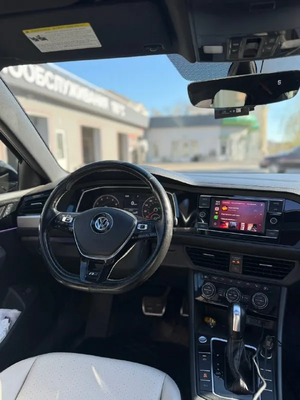 Продам volkswagen jetta r-line 2020 год ❤️ 1.4 t 8-ст aisin пробег 71.000 белый кожаный салон 2-х зонный климат контроль led оптика дистроник бесключевой доступ старт-стоп панорама датчики слепых зон полный зимний пакет автозапуск подогрев руля подогрев всех сидений подсветка всего салона черный потолок цена: 1.900.000 ( торг ) телефон для связи: +79493361696 осмотр: макеевка повреждения в америке минимальные 📞 звоните: +7(949)3361696 - фотография - 6