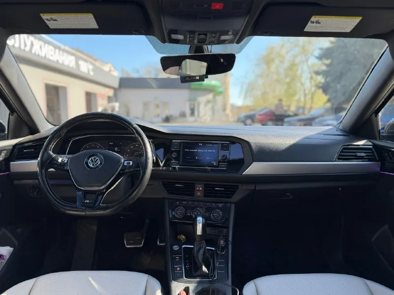 Продам volkswagen jetta r-line 2020 год ❤️ 1.4 t 8-ст aisin пробег 71.000 белый кожаный салон 2-х зонный климат контроль led оптика дистроник бесключевой доступ старт-стоп панорама датчики слепых зон полный зимний пакет автозапуск подогрев руля подогрев всех сидений подсветка всего салона черный потолок цена: 1.900.000 ( торг ) телефон для связи: +79493361696 осмотр: макеевка повреждения в америке минимальные 📞 звоните: +7(949)3361696 - фотография - 7