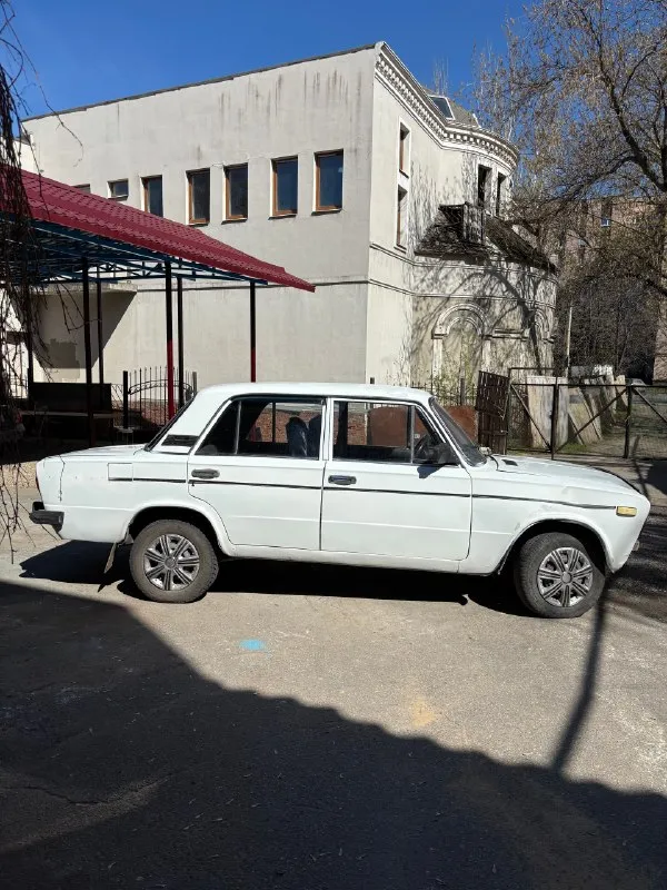 Ваз 2106 1.3 mt, 1984 авто на полном ходу! птс, стс, дкп, полное оформление, стоит на учёте. без ограничений, розысков, запретов и тд. четырёхступенчатая коробка, короткоходная, не хрустит, не выбивает. по ходовой части всё хорошо. после дтп закусывает рулевой редуктор при повороте влево, выворот полный. дно целое, авто переваривали. двигатель на 5+, отлично тянет, не дымит, не троит. работает каждая кнопка, есть хорошая музыка, горит и светится всё что нужно. чистый, ухоженный салон, чистое подкапотное пространство. 59 000₽, луганск, центр города мкс: +79599920909 📞 звоните: +7(959)9920909 - фотография - 4