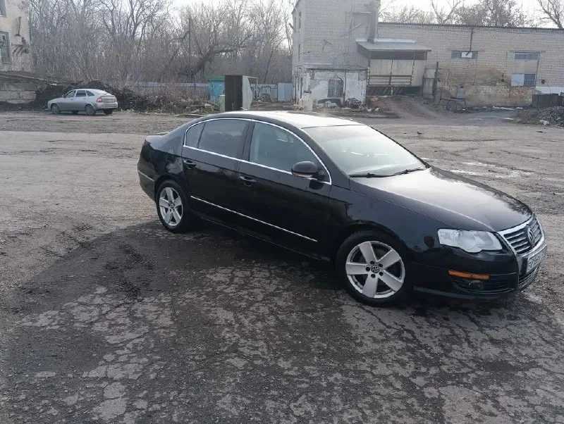 Продам volkswagen passat b6. 2.0 турбо. пробег 172000. комплектация: мультируль, литые диски, электрорегулировка зеркал и сидения, подогрев сидений, задние шторки, кожаный салон, круиз контроль, авто холд и электро ручник, андроид магнитола, люк, кондиционер и другое. в машине работает все!по лкм коррозия на передних крыльях, на фото видно. (приобрел новые, нет времени менять, отдам с авто) автомобиль в хорошем состоянии, было много что поменяно (ходовая полностью, цепь грм, помпа, свечи, обслужена тормозная система. двигатель и коробка работают без нареканий! проблем с переоформлением не будет, я собственник. осмотр г. снежное (днр). +79490861893 либо телеграмм +79493965490 📞 звоните: +7(949)0861893 - фотография - 1
