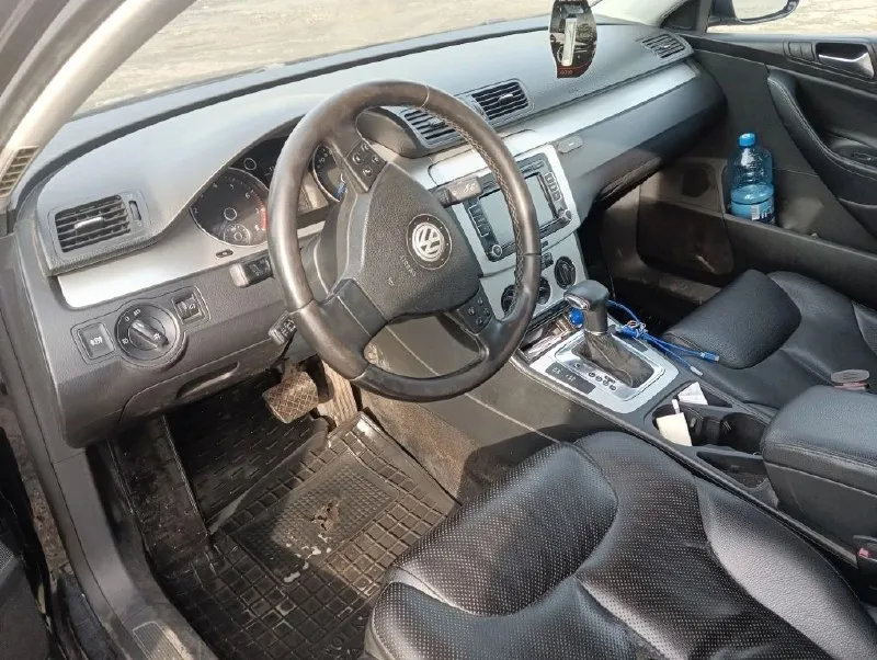 Продам volkswagen passat b6. 2.0 турбо. пробег 172000. комплектация: мультируль, литые диски, электрорегулировка зеркал и сидения, подогрев сидений, задние шторки, кожаный салон, круиз контроль, авто холд и электро ручник, андроид магнитола, люк, кондиционер и другое. в машине работает все!по лкм коррозия на передних крыльях, на фото видно. (приобрел новые, нет времени менять, отдам с авто) автомобиль в хорошем состоянии, было много что поменяно (ходовая полностью, цепь грм, помпа, свечи, обслужена тормозная система. двигатель и коробка работают без нареканий! проблем с переоформлением не будет, я собственник. осмотр г. снежное (днр). +79490861893 либо телеграмм +79493965490 📞 звоните: +7(949)0861893 - фотография - 10