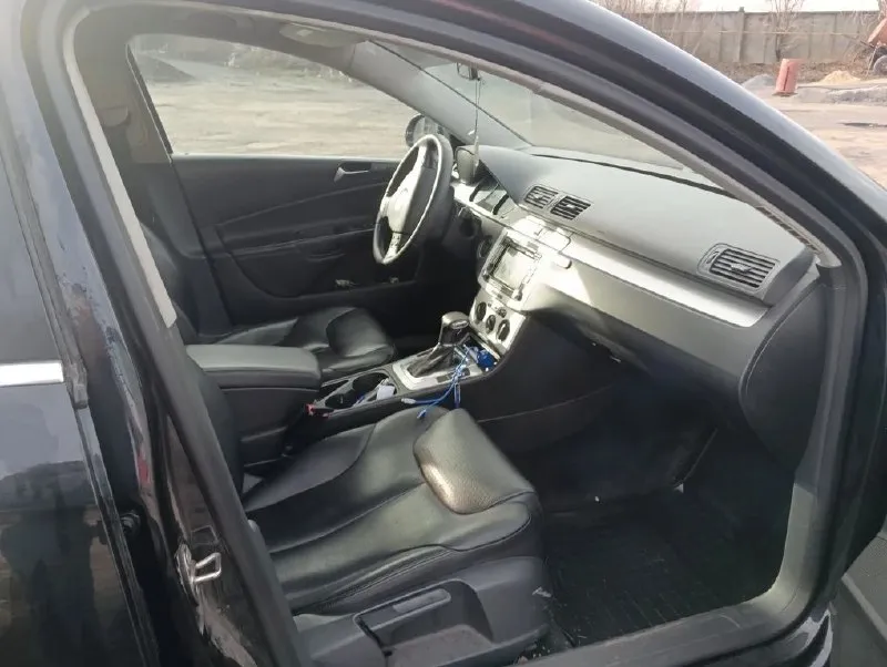 Продам volkswagen passat b6. 2.0 турбо. пробег 172000. комплектация: мультируль, литые диски, электрорегулировка зеркал и сидения, подогрев сидений, задние шторки, кожаный салон, круиз контроль, авто холд и электро ручник, андроид магнитола, люк, кондиционер и другое. в машине работает все!по лкм коррозия на передних крыльях, на фото видно. (приобрел новые, нет времени менять, отдам с авто) автомобиль в хорошем состоянии, было много что поменяно (ходовая полностью, цепь грм, помпа, свечи, обслужена тормозная система. двигатель и коробка работают без нареканий! проблем с переоформлением не будет, я собственник. осмотр г. снежное (днр). +79490861893 либо телеграмм +79493965490 📞 звоните: +7(949)0861893 - фотография - 3