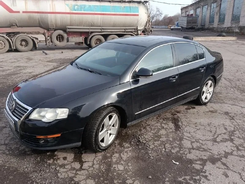 Продам volkswagen passat b6. 2.0 турбо. пробег 172000. комплектация: мультируль, литые диски, электрорегулировка зеркал и сидения, подогрев сидений, задние шторки, кожаный салон, круиз контроль, авто холд и электро ручник, андроид магнитола, люк, кондиционер и другое. в машине работает все!по лкм коррозия на передних крыльях, на фото видно. (приобрел новые, нет времени менять, отдам с авто) автомобиль в хорошем состоянии, было много что поменяно (ходовая полностью, цепь грм, помпа, свечи, обслужена тормозная система. двигатель и коробка работают без нареканий! проблем с переоформлением не будет, я собственник. осмотр г. снежное (днр). +79490861893 либо телеграмм +79493965490 📞 звоните: +7(949)0861893 - фотография - 5