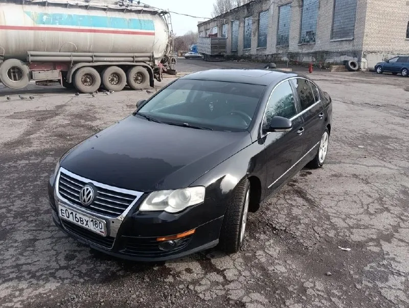 Продам volkswagen passat b6. 2.0 турбо. пробег 172000. комплектация: мультируль, литые диски, электрорегулировка зеркал и сидения, подогрев сидений, задние шторки, кожаный салон, круиз контроль, авто холд и электро ручник, андроид магнитола, люк, кондиционер и другое. в машине работает все!по лкм коррозия на передних крыльях, на фото видно. (приобрел новые, нет времени менять, отдам с авто) автомобиль в хорошем состоянии, было много что поменяно (ходовая полностью, цепь грм, помпа, свечи, обслужена тормозная система. двигатель и коробка работают без нареканий! проблем с переоформлением не будет, я собственник. осмотр г. снежное (днр). +79490861893 либо телеграмм +79493965490 📞 звоните: +7(949)0861893 - фотография - 6