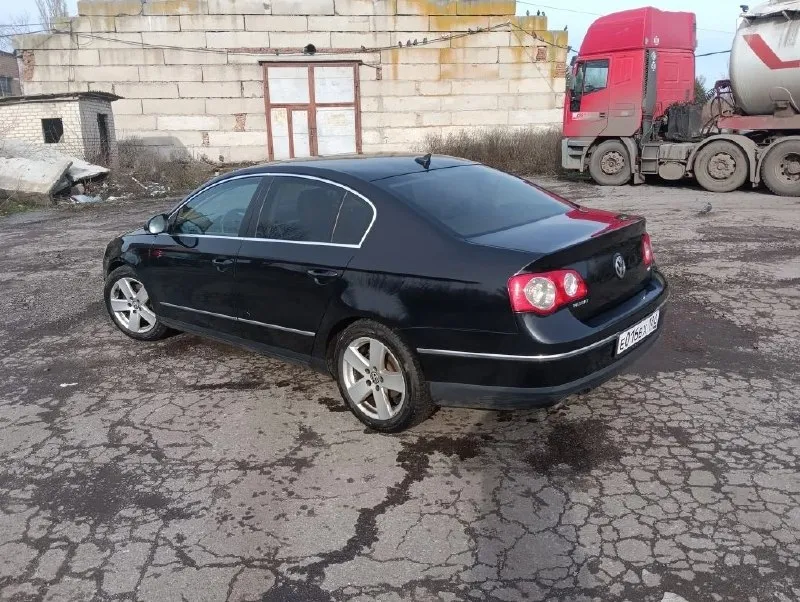 Продам volkswagen passat b6. 2.0 турбо. пробег 172000. комплектация: мультируль, литые диски, электрорегулировка зеркал и сидения, подогрев сидений, задние шторки, кожаный салон, круиз контроль, авто холд и электро ручник, андроид магнитола, люк, кондиционер и другое. в машине работает все!по лкм коррозия на передних крыльях, на фото видно. (приобрел новые, нет времени менять, отдам с авто) автомобиль в хорошем состоянии, было много что поменяно (ходовая полностью, цепь грм, помпа, свечи, обслужена тормозная система. двигатель и коробка работают без нареканий! проблем с переоформлением не будет, я собственник. осмотр г. снежное (днр). +79490861893 либо телеграмм +79493965490 📞 звоните: +7(949)0861893 - фотография - 8