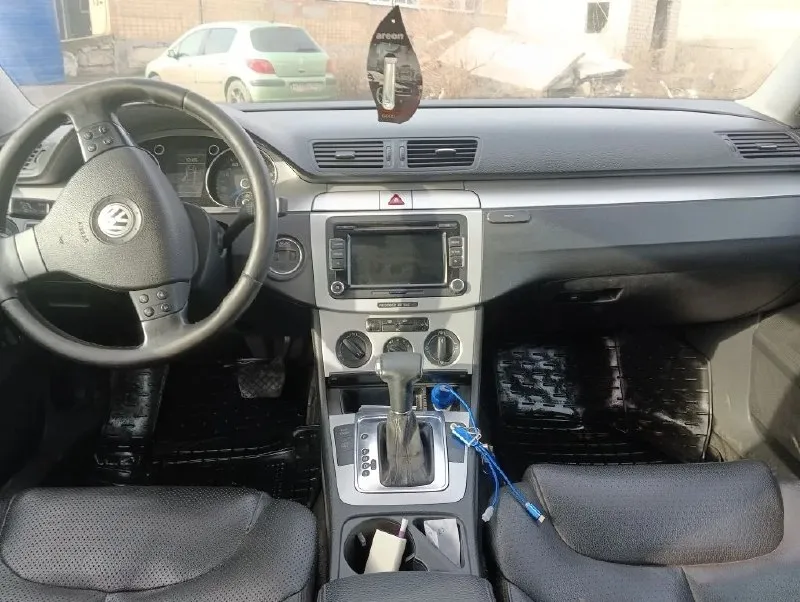 Продам volkswagen passat b6. 2.0 турбо. пробег 172000. комплектация: мультируль, литые диски, электрорегулировка зеркал и сидения, подогрев сидений, задние шторки, кожаный салон, круиз контроль, авто холд и электро ручник, андроид магнитола, люк, кондиционер и другое. в машине работает все!по лкм коррозия на передних крыльях, на фото видно. (приобрел новые, нет времени менять, отдам с авто) автомобиль в хорошем состоянии, было много что поменяно (ходовая полностью, цепь грм, помпа, свечи, обслужена тормозная система. двигатель и коробка работают без нареканий! проблем с переоформлением не будет, я собственник. осмотр г. снежное (днр). +79490861893 либо телеграмм +79493965490 📞 звоните: +7(949)0861893 - фотография - 9