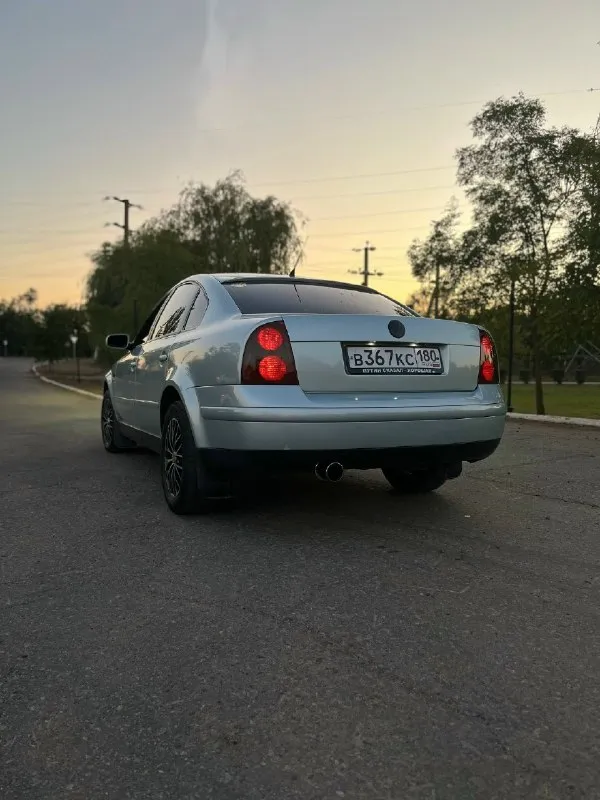 Продаю свой личный автомобиль. volkswagen passat b5 рестайлинг. коробка механика. 2002 года выпуска. на буцифале 300.000км. масло не ест, от замены до замены. двигатель капиталился 15.000км назад. комбинированный салон в адекватном состоянии. по кузову без нюансов. все жидкости свежие и менялись во время. на зимней резине, и на хороших дисках. машина зашита под stage. на прямом выхлопе. завод отдам вместе с ней. и прицеп запчастей. менялось все. от болтика до гаички. новый генератор, стартер и. т. д. цена 650.000₽ звонить +79497057674 +79499807674 либо писать в тг и max. 📞 звоните: +7(949)7057674 - фотография - 1