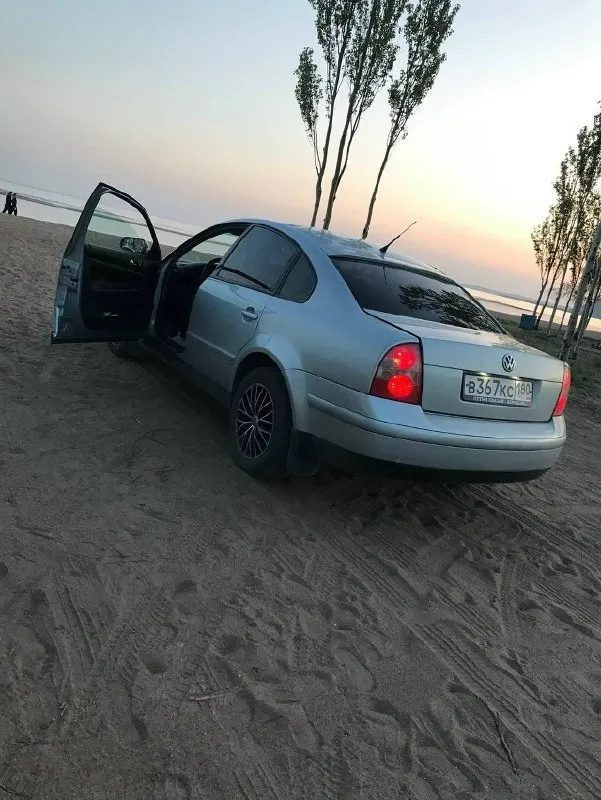 Продаю свой личный автомобиль. volkswagen passat b5 рестайлинг. коробка механика. 2002 года выпуска. на буцифале 300.000км. масло не ест, от замены до замены. двигатель капиталился 15.000км назад. комбинированный салон в адекватном состоянии. по кузову без нюансов. все жидкости свежие и менялись во время. на зимней резине, и на хороших дисках. машина зашита под stage. на прямом выхлопе. завод отдам вместе с ней. и прицеп запчастей. менялось все. от болтика до гаички. новый генератор, стартер и. т. д. цена 650.000₽ звонить +79497057674 +79499807674 либо писать в тг и max. 📞 звоните: +7(949)7057674 - фотография - 4