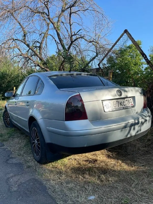 Продаю свой личный автомобиль. volkswagen passat b5 рестайлинг. коробка механика. 2002 года выпуска. на буцифале 300.000км. масло не ест, от замены до замены. двигатель капиталился 15.000км назад. комбинированный салон в адекватном состоянии. по кузову без нюансов. все жидкости свежие и менялись во время. на зимней резине, и на хороших дисках. машина зашита под stage. на прямом выхлопе. завод отдам вместе с ней. и прицеп запчастей. менялось все. от болтика до гаички. новый генератор, стартер и. т. д. цена 650.000₽ звонить +79497057674 +79499807674 либо писать в тг и max. 📞 звоните: +7(949)7057674 - фотография - 5