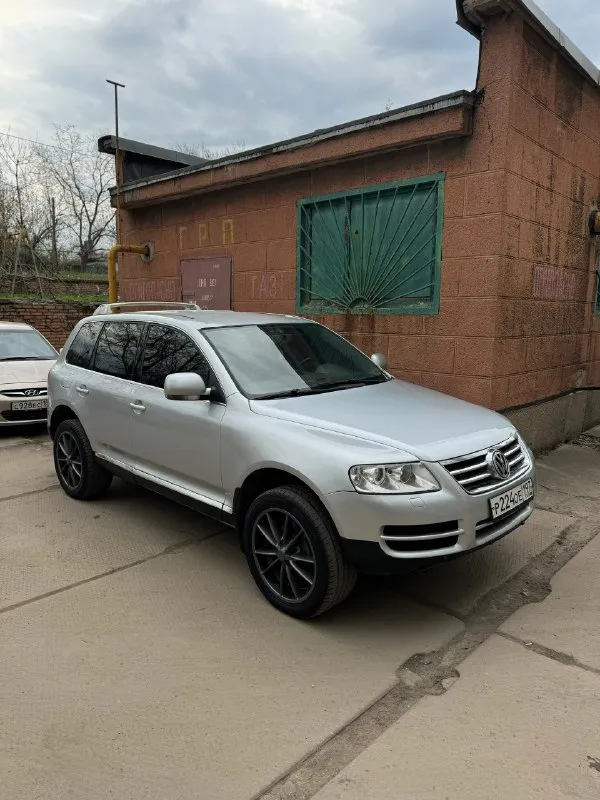 Продам volkswagen touareg ✅800.000₽✅ самый надежный и простой мотор 3.6 бенз на автомате, и полном приводе! авто с завода на пружинах! без пневмы! литье r20 и очень жирная комплектация с подогревами сидений, зимнее литье r17 с новой резиной в подарок! сенсорной мультимедиа, кожей, мульти руль с круизом, и еще много чего! есть фаркоп! пробег 256т. км салон в состояние нового! 2 хоз по птс, в последних руках 11лет! кузов оцинкованный и без единого рыжика! такой туарег еще нужно поискать! технически в идеальном состоянии, ни одной ошибки, новая ходовка! зеленая автотека ✅ птс оригинал, любое переоформление документов в мрео! цена подарок за такую историю, и состояние🔥 г. макеевка +79497324159 📞 🇷🇺 звоните: +79497324159 - фотография - 1