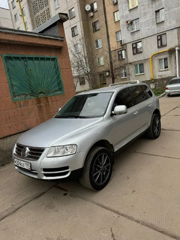 Продам volkswagen touareg ✅800.000₽✅ самый надежный и простой мотор 3.6 бенз на автомате, и полном приводе! авто с завода на пружинах! без пневмы! литье r20 и очень жирная комплектация с подогревами сидений, зимнее литье r17 с новой резиной в подарок! сенсорной мультимедиа, кожей, мульти руль с круизом, и еще много чего! есть фаркоп! пробег 256т. км салон в состояние нового! 2 хоз по птс, в последних руках 11лет! кузов оцинкованный и без единого рыжика! такой туарег еще нужно поискать! технически в идеальном состоянии, ни одной ошибки, новая ходовка! зеленая автотека ✅ птс оригинал, любое переоформление документов в мрео! цена подарок за такую историю, и состояние🔥 г. макеевка +79497324159 📞 🇷🇺 звоните: +79497324159 - фотография - 3