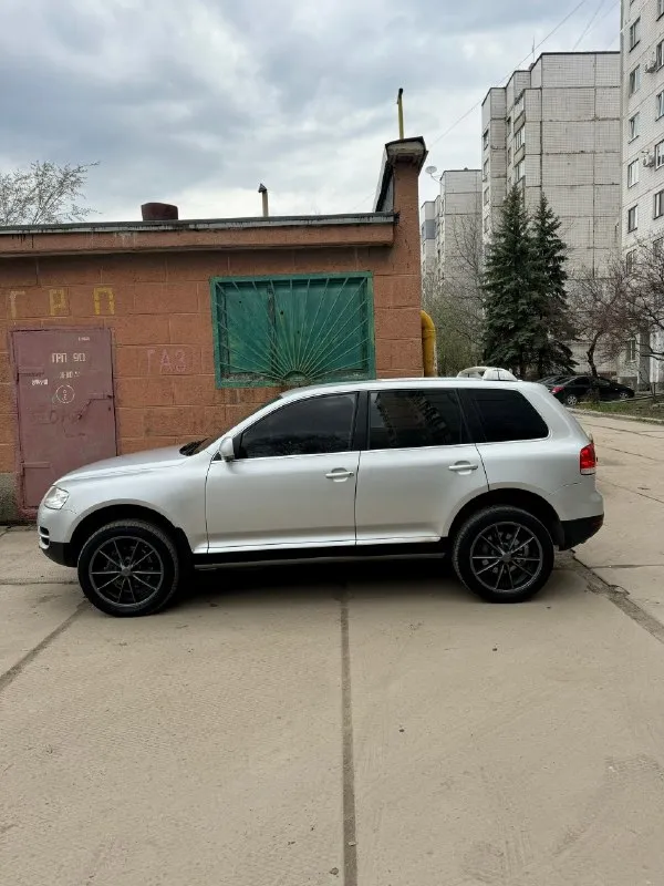 Продам volkswagen touareg ✅800.000₽✅ самый надежный и простой мотор 3.6 бенз на автомате, и полном приводе! авто с завода на пружинах! без пневмы! литье r20 и очень жирная комплектация с подогревами сидений, зимнее литье r17 с новой резиной в подарок! сенсорной мультимедиа, кожей, мульти руль с круизом, и еще много чего! есть фаркоп! пробег 256т. км салон в состояние нового! 2 хоз по птс, в последних руках 11лет! кузов оцинкованный и без единого рыжика! такой туарег еще нужно поискать! технически в идеальном состоянии, ни одной ошибки, новая ходовка! зеленая автотека ✅ птс оригинал, любое переоформление документов в мрео! цена подарок за такую историю, и состояние🔥 г. макеевка +79497324159 📞 🇷🇺 звоните: +79497324159 - фотография - 4