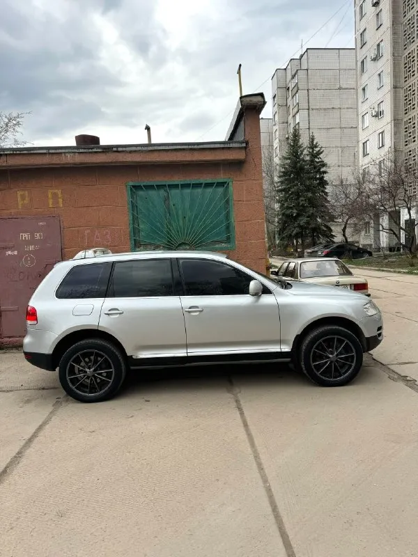 Продам volkswagen touareg ✅800.000₽✅ самый надежный и простой мотор 3.6 бенз на автомате, и полном приводе! авто с завода на пружинах! без пневмы! литье r20 и очень жирная комплектация с подогревами сидений, зимнее литье r17 с новой резиной в подарок! сенсорной мультимедиа, кожей, мульти руль с круизом, и еще много чего! есть фаркоп! пробег 256т. км салон в состояние нового! 2 хоз по птс, в последних руках 11лет! кузов оцинкованный и без единого рыжика! такой туарег еще нужно поискать! технически в идеальном состоянии, ни одной ошибки, новая ходовка! зеленая автотека ✅ птс оригинал, любое переоформление документов в мрео! цена подарок за такую историю, и состояние🔥 г. макеевка +79497324159 📞 🇷🇺 звоните: +79497324159 - фотография - 5