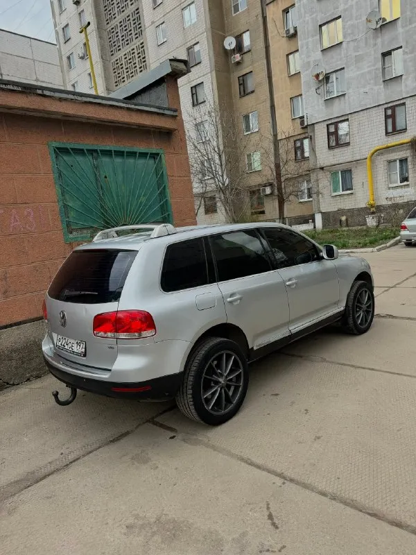Продам volkswagen touareg ✅800.000₽✅ самый надежный и простой мотор 3.6 бенз на автомате, и полном приводе! авто с завода на пружинах! без пневмы! литье r20 и очень жирная комплектация с подогревами сидений, зимнее литье r17 с новой резиной в подарок! сенсорной мультимедиа, кожей, мульти руль с круизом, и еще много чего! есть фаркоп! пробег 256т. км салон в состояние нового! 2 хоз по птс, в последних руках 11лет! кузов оцинкованный и без единого рыжика! такой туарег еще нужно поискать! технически в идеальном состоянии, ни одной ошибки, новая ходовка! зеленая автотека ✅ птс оригинал, любое переоформление документов в мрео! цена подарок за такую историю, и состояние🔥 г. макеевка +79497324159 📞 🇷🇺 звоните: +79497324159 - фотография - 6