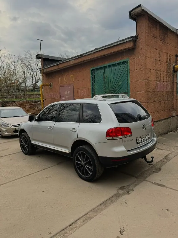 Продам volkswagen touareg ✅800.000₽✅ самый надежный и простой мотор 3.6 бенз на автомате, и полном приводе! авто с завода на пружинах! без пневмы! литье r20 и очень жирная комплектация с подогревами сидений, зимнее литье r17 с новой резиной в подарок! сенсорной мультимедиа, кожей, мульти руль с круизом, и еще много чего! есть фаркоп! пробег 256т. км салон в состояние нового! 2 хоз по птс, в последних руках 11лет! кузов оцинкованный и без единого рыжика! такой туарег еще нужно поискать! технически в идеальном состоянии, ни одной ошибки, новая ходовка! зеленая автотека ✅ птс оригинал, любое переоформление документов в мрео! цена подарок за такую историю, и состояние🔥 г. макеевка +79497324159 📞 🇷🇺 звоните: +79497324159 - фотография - 7
