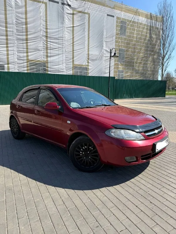 Продам chevrolet lacetti (хэтчбек).
Собственник, владею авто 3.5 года.
1.6 Мотор, 109 л. С. , механика, 2007 год, 228000 пробег.
Комплектация: гур, abs, кондиционер, 4 стеклоподъемника, центральный замок, подогрев боковых зеркал.
Доустановлены: сигнализация, доводчики всех стекол, диодные противотуманки, сенсорная магнитола, камера заднего вида, легкосплавные. Также перешит руль и рычаг кпп, салон в чехлах с первого дня владения, зашумлены капот и передние арки.
По технике нареканий нет. Все работает ровно, то проводилось вовремя (последнее то 222500, следующее на 230000), замена масла каждые 7-8 тыс. Заменено из основного: радиатор, лобовое стекло, передние амортизаторы в сборе, масло в коробке, в остальном по мелочи.
По кузову есть нюансы, нужно заниматься.
Цена – 400 000 без торга.
+7 949 429 59 98, Г. Донецк.

📞 Звоните: +7(949)4295998 - фотография - 2