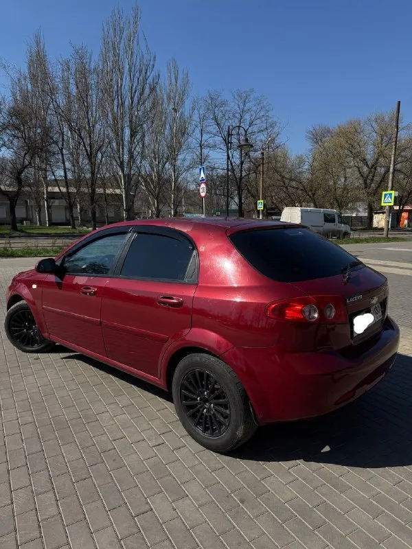 Продам chevrolet lacetti (хэтчбек).
Собственник, владею авто 3.5 года.
1.6 Мотор, 109 л. С. , механика, 2007 год, 228000 пробег.
Комплектация: гур, abs, кондиционер, 4 стеклоподъемника, центральный замок, подогрев боковых зеркал.
Доустановлены: сигнализация, доводчики всех стекол, диодные противотуманки, сенсорная магнитола, камера заднего вида, легкосплавные. Также перешит руль и рычаг кпп, салон в чехлах с первого дня владения, зашумлены капот и передние арки.
По технике нареканий нет. Все работает ровно, то проводилось вовремя (последнее то 222500, следующее на 230000), замена масла каждые 7-8 тыс. Заменено из основного: радиатор, лобовое стекло, передние амортизаторы в сборе, масло в коробке, в остальном по мелочи.
По кузову есть нюансы, нужно заниматься.
Цена – 400 000 без торга.
+7 949 429 59 98, Г. Донецк.

📞 Звоните: +7(949)4295998 - фотография - 4