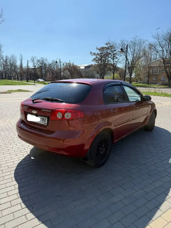Продам chevrolet lacetti (хэтчбек).
Собственник, владею авто 3.5 года.
1.6 Мотор, 109 л. С. , механика, 2007 год, 228000 пробег.
Комплектация: гур, abs, кондиционер, 4 стеклоподъемника, центральный замок, подогрев боковых зеркал.
Доустановлены: сигнализация, доводчики всех стекол, диодные противотуманки, сенсорная магнитола, камера заднего вида, легкосплавные. Также перешит руль и рычаг кпп, салон в чехлах с первого дня владения, зашумлены капот и передние арки.
По технике нареканий нет. Все работает ровно, то проводилось вовремя (последнее то 222500, следующее на 230000), замена масла каждые 7-8 тыс. Заменено из основного: радиатор, лобовое стекло, передние амортизаторы в сборе, масло в коробке, в остальном по мелочи.
По кузову есть нюансы, нужно заниматься.
Цена – 400 000 без торга.
+7 949 429 59 98, Г. Донецк.

📞 Звоните: +7(949)4295998 - фотография - 5