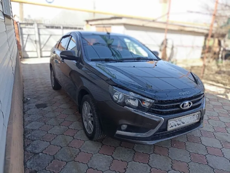 🚘 ваз vesta ✅2017 год ✅2 владельца ( в одной семье) ✅1.6 амт 106 л. с. ✅174к пробег круиз и климат - контроль, 4 эсп, мультируль, обогрев лобового стекла, обогрев передних сидений. система стабилизации, abs, датчик дождя, задние парктроники + камера. в общем полный фарш. все стекла родные. 💥 сделано полное то, двигатель отлично, масла ни грамма не уходит, коробка переключает. 🚀. стоит новое сцепление. была ревизия актуатора, полностью обслужен. вложений не требует. сел - поехал. цена: 800.000 рублей. торг есть, обоснованный. осмотр макеевка + донецк. тел. +79493232888 📲 tg: @evgeniy_gol 📞 звоните: +7(949)3232888 - фотография - 3