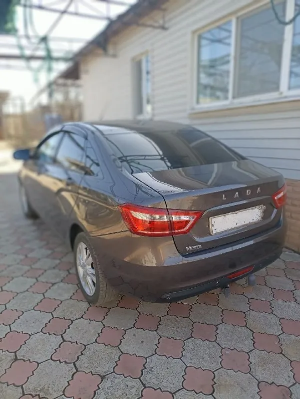 🚘 ваз vesta ✅2017 год ✅2 владельца ( в одной семье) ✅1.6 амт 106 л. с. ✅174к пробег круиз и климат - контроль, 4 эсп, мультируль, обогрев лобового стекла, обогрев передних сидений. система стабилизации, abs, датчик дождя, задние парктроники + камера. в общем полный фарш. все стекла родные. 💥 сделано полное то, двигатель отлично, масла ни грамма не уходит, коробка переключает. 🚀. стоит новое сцепление. была ревизия актуатора, полностью обслужен. вложений не требует. сел - поехал. цена: 800.000 рублей. торг есть, обоснованный. осмотр макеевка + донецк. тел. +79493232888 📲 tg: @evgeniy_gol 📞 звоните: +7(949)3232888 - фотография - 4