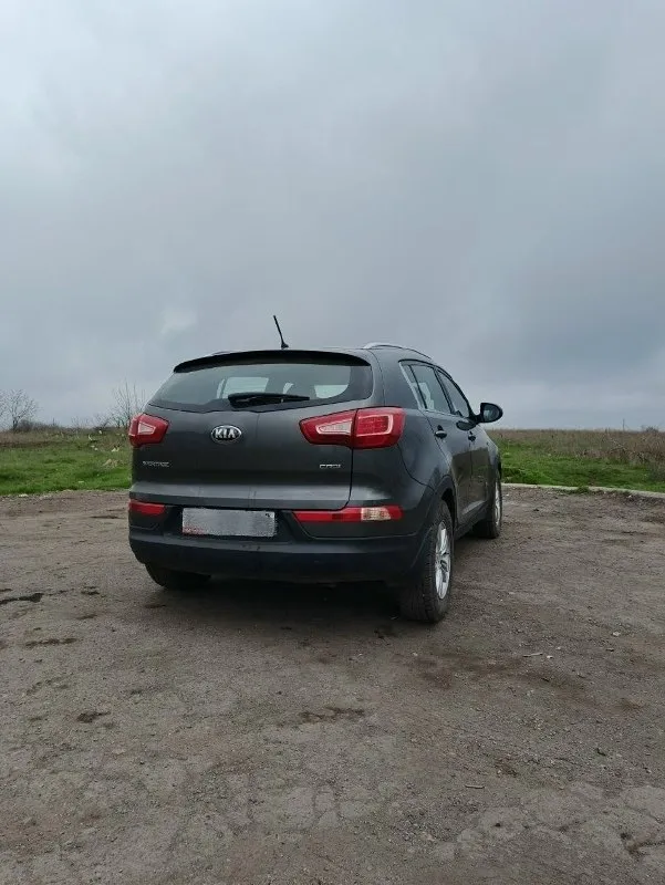 Продается kia спортейдж цена: 1.250.000₽, торг реальному покупателю - год выпуска: 2013 год - мотор: 1.7 литра, турбина, - коробка передач: механика - привод: передний - пробег: 150.000 км (оригинал) - состояние: отличное, без дтп, все детали кузова заводские! все документы в полном порядке, один владелец. осмотр г. торез. все вопросы по телефону +79498129322, +79493376281 📞 звоните: +7(949)8129322 - фотография - 3