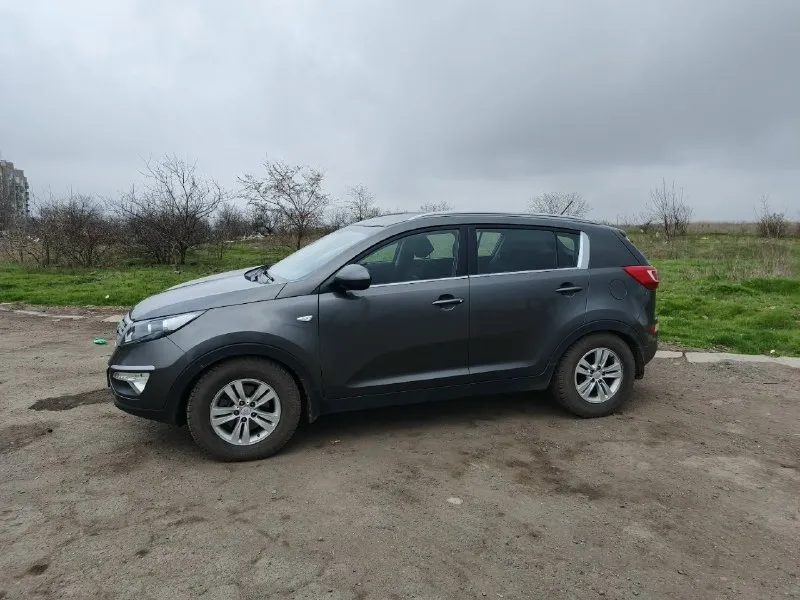 Продается kia спортейдж цена: 1.250.000₽, торг реальному покупателю - год выпуска: 2013 год - мотор: 1.7 литра, турбина, - коробка передач: механика - привод: передний - пробег: 150.000 км (оригинал) - состояние: отличное, без дтп, все детали кузова заводские! все документы в полном порядке, один владелец. осмотр г. торез. все вопросы по телефону +79498129322, +79493376281 📞 звоните: +7(949)8129322 - фотография - 5
