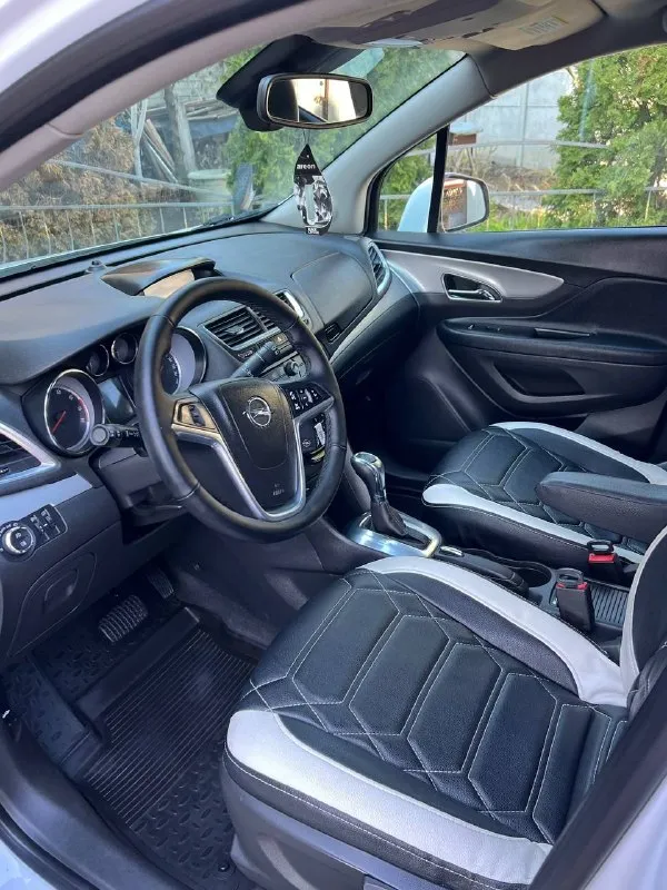 Продам opel mokka 2013 в супер состоянии!! дно идеальное, все болтики как новые! всего два хозяина! пробег-130 # -1.8(140 л. с)(самый надежный, без задиров) коробка-автомат привод-полный комплектация -антиблокировочная система - система курсовой устойчивости - сигнализация - иммобилайзер - бортовой компьютер -круиз контроль - датчики света - датчики дождя -электропривод зеркал -климат контроль - подогревы сидений -подогрев руля -обогрев зеркал -парктроники перед и зад продам opel мокка в супер состоянии, 🍭💯очень комфортный паркетник, машина без посторонних звуков, мягкая на ход, салон и кузов в идеальном состоянии, в родном окрасе (без единого жука), мотор и коробка на отлично!2 ключа. делать ничего не нужно, сел поехал! машина без дтп -зеленая автотека! цена-1.200.000₽ ☎️тел+79494162204 осмотр-донецке/макеевка машинка просто 🍓🍭🎁 📲 tg: @genyaaaaa 📞 +7(949)4162204 📲 tg: @genyaaaaa 📞 звоните: +7(949)4162204 - фотография - 3