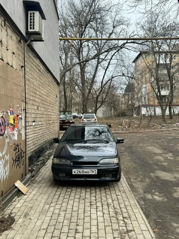 Продам ваз 2113 2006 года выпуска двигатель в полном порядке, недавно менялось масло, мандавошки, настраивались клапана машина едет очень очень бодро, стоят прошитые мозги коробка не выбивает, не хрустит машина вся зашумлена полностью салон в хорошем состоянии, нужно купить козырьки стоит простая музыка электро стекло подьемники, машина на посадке по кузовку машина хорошая, нюансы на задних арках, болячка этих моделей из минусов на лобовом стекле трещина машина сел - поехал, каждый день на ходу, с продажей не тороплюсь стаканы идеальные документы все в порядке! 💰цена: 205.000 ₽ торг по факту у капота есть возможность, привезти в ваш город на выходных днях находиться в донецке +7(949)529-66-01 📞 звоните: +7(949)5296601 - фотография - 1