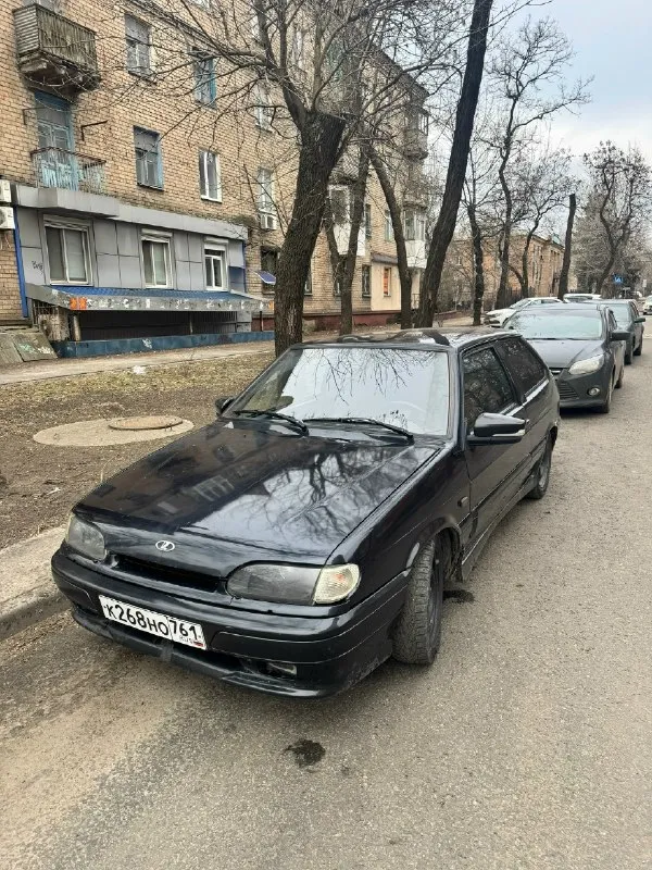 Продам ваз 2113 2006 года выпуска двигатель в полном порядке, недавно менялось масло, мандавошки, настраивались клапана машина едет очень очень бодро, стоят прошитые мозги коробка не выбивает, не хрустит машина вся зашумлена полностью салон в хорошем состоянии, нужно купить козырьки стоит простая музыка электро стекло подьемники, машина на посадке по кузовку машина хорошая, нюансы на задних арках, болячка этих моделей из минусов на лобовом стекле трещина машина сел - поехал, каждый день на ходу, с продажей не тороплюсь стаканы идеальные документы все в порядке! 💰цена: 205.000 ₽ торг по факту у капота есть возможность, привезти в ваш город на выходных днях находиться в донецке +7(949)529-66-01 📞 звоните: +7(949)5296601 - фотография - 2