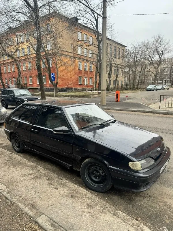 Продам ваз 2113 2006 года выпуска двигатель в полном порядке, недавно менялось масло, мандавошки, настраивались клапана машина едет очень очень бодро, стоят прошитые мозги коробка не выбивает, не хрустит машина вся зашумлена полностью салон в хорошем состоянии, нужно купить козырьки стоит простая музыка электро стекло подьемники, машина на посадке по кузовку машина хорошая, нюансы на задних арках, болячка этих моделей из минусов на лобовом стекле трещина машина сел - поехал, каждый день на ходу, с продажей не тороплюсь стаканы идеальные документы все в порядке! 💰цена: 205.000 ₽ торг по факту у капота есть возможность, привезти в ваш город на выходных днях находиться в донецке +7(949)529-66-01 📞 звоните: +7(949)5296601 - фотография - 3