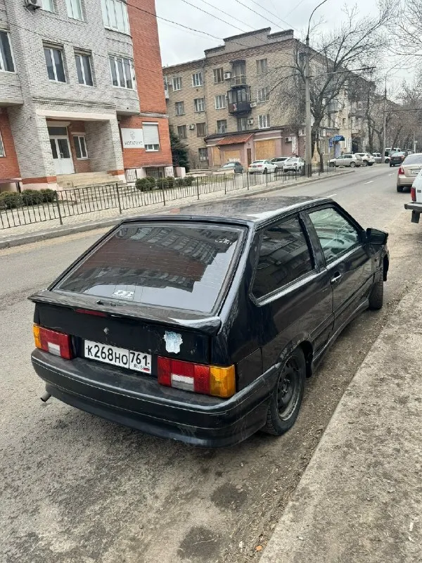 Продам ваз 2113 2006 года выпуска двигатель в полном порядке, недавно менялось масло, мандавошки, настраивались клапана машина едет очень очень бодро, стоят прошитые мозги коробка не выбивает, не хрустит машина вся зашумлена полностью салон в хорошем состоянии, нужно купить козырьки стоит простая музыка электро стекло подьемники, машина на посадке по кузовку машина хорошая, нюансы на задних арках, болячка этих моделей из минусов на лобовом стекле трещина машина сел - поехал, каждый день на ходу, с продажей не тороплюсь стаканы идеальные документы все в порядке! 💰цена: 205.000 ₽ торг по факту у капота есть возможность, привезти в ваш город на выходных днях находиться в донецке +7(949)529-66-01 📞 звоните: +7(949)5296601 - фотография - 4