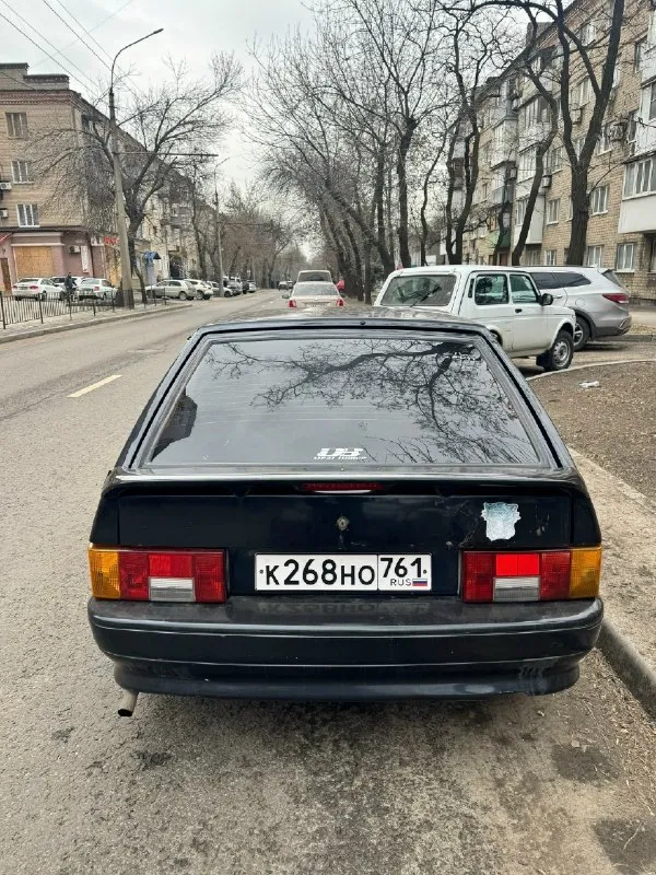 Продам ваз 2113 2006 года выпуска двигатель в полном порядке, недавно менялось масло, мандавошки, настраивались клапана машина едет очень очень бодро, стоят прошитые мозги коробка не выбивает, не хрустит машина вся зашумлена полностью салон в хорошем состоянии, нужно купить козырьки стоит простая музыка электро стекло подьемники, машина на посадке по кузовку машина хорошая, нюансы на задних арках, болячка этих моделей из минусов на лобовом стекле трещина машина сел - поехал, каждый день на ходу, с продажей не тороплюсь стаканы идеальные документы все в порядке! 💰цена: 205.000 ₽ торг по факту у капота есть возможность, привезти в ваш город на выходных днях находиться в донецке +7(949)529-66-01 📞 звоните: +7(949)5296601 - фотография - 5