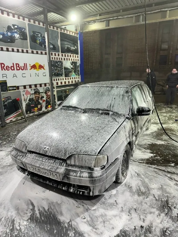 Продам ваз 2113 2006 года выпуска двигатель в полном порядке, недавно менялось масло, мандавошки, настраивались клапана машина едет очень очень бодро, стоят прошитые мозги коробка не выбивает, не хрустит машина вся зашумлена полностью салон в хорошем состоянии, нужно купить козырьки стоит простая музыка электро стекло подьемники, машина на посадке по кузовку машина хорошая, нюансы на задних арках, болячка этих моделей из минусов на лобовом стекле трещина машина сел - поехал, каждый день на ходу, с продажей не тороплюсь стаканы идеальные документы все в порядке! 💰цена: 205.000 ₽ торг по факту у капота есть возможность, привезти в ваш город на выходных днях находиться в донецке +7(949)529-66-01 📞 звоните: +7(949)5296601 - фотография - 9