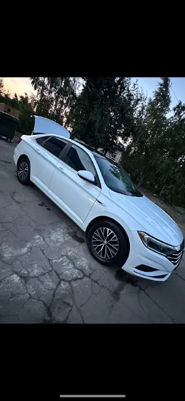 Продам volkswagen jetta sel 2019 года выпуска на надёжном и экономном моторе 1.4т литра. мотор в отличнейшем состоянии, работает превосходно автоматическая коробка asian не dsg переключения передач в идеальном состоянии. передачи переключает мягко и плавно, без пинков и рывков ходовая часть в полнейшем порядке, ничего не гремит и не стучит кузов автомобиля весь ровный и красивый, без рыжиков и сколов. имеет красивый, родной, насыщенный цвет комплектация sel: подогревы сидений, электро-стеклоподъёмники, панорамная крыша, 2-х зонный климат-контроль, круиз-контроль с адаптацией, удержание полосы, 4 видов режимов езды, датчики света и дождя, камера заднего вида и парктроники, слепые зоны, премиальная аудиосистема beatsaudio, carplay, настраиваемая подсветка салона и много других функций автомобиль полностью обслуженный и ухоженный, без вложений. в жизни выглядит ещё лучше, чем на фото юридически полностью чистый, любой вид переоформления цена 2 150 000₽ + торг все вопросы по 📞 звоните: +7(949)7951336 - фотография - 1