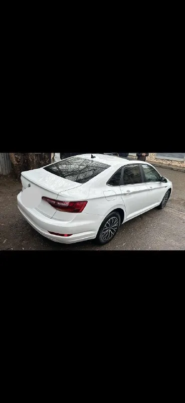 Продам volkswagen jetta sel 2019 года выпуска на надёжном и экономном моторе 1.4т литра. мотор в отличнейшем состоянии, работает превосходно автоматическая коробка asian не dsg переключения передач в идеальном состоянии. передачи переключает мягко и плавно, без пинков и рывков ходовая часть в полнейшем порядке, ничего не гремит и не стучит кузов автомобиля весь ровный и красивый, без рыжиков и сколов. имеет красивый, родной, насыщенный цвет комплектация sel: подогревы сидений, электро-стеклоподъёмники, панорамная крыша, 2-х зонный климат-контроль, круиз-контроль с адаптацией, удержание полосы, 4 видов режимов езды, датчики света и дождя, камера заднего вида и парктроники, слепые зоны, премиальная аудиосистема beatsaudio, carplay, настраиваемая подсветка салона и много других функций автомобиль полностью обслуженный и ухоженный, без вложений. в жизни выглядит ещё лучше, чем на фото юридически полностью чистый, любой вид переоформления цена 2 150 000₽ + торг все вопросы по 📞 звоните: +7(949)7951336 - фотография - 2
