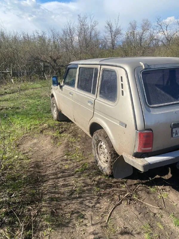 Нива 1999 г. в в хорошем состоянии блокировка все работает нужно сделать сцепление цена 270 хороший торг +79493882842 📲 tg: @alexsevf22 📞 звоните: +7(949)3882842 - фотография - 4