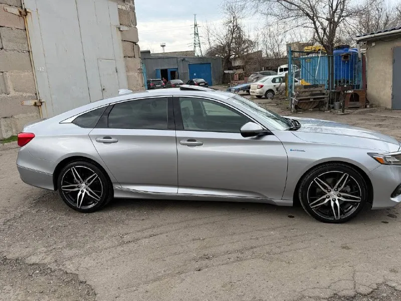 Honda accord hybrid touring -машина 2021г -объём двигателя: 2.0л -пробег :75.000км -тип двигателя: гибрид -коробка передач: автомат -привод: передний -люк -камера заднего вида - подогрев руля -подогрев боковых зеркал - подогрев/вентиляция сидений - цифровая панель приборов - датчик дождя - датчик света - активный круиз-контрол - датчики мёртвых зон - контроль пешеходов при движении задним ходом -беспроводная зарядка -электрорегулировка сидений -память сидений -проекция на лобовое стекло вин: 1hgcv3f99ma018844 💲цена: 3.100.000руб. ☎телефон: +7(949)326-93-73 - фотография - 3