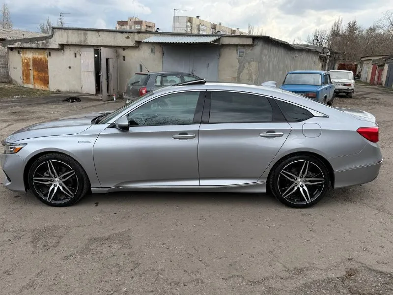 Honda accord hybrid touring -машина 2021г -объём двигателя: 2.0л -пробег :75.000км -тип двигателя: гибрид -коробка передач: автомат -привод: передний -люк -камера заднего вида - подогрев руля -подогрев боковых зеркал - подогрев/вентиляция сидений - цифровая панель приборов - датчик дождя - датчик света - активный круиз-контрол - датчики мёртвых зон - контроль пешеходов при движении задним ходом -беспроводная зарядка -электрорегулировка сидений -память сидений -проекция на лобовое стекло вин: 1hgcv3f99ma018844 💲цена: 3.100.000руб. ☎телефон: +7(949)326-93-73 - фотография - 4